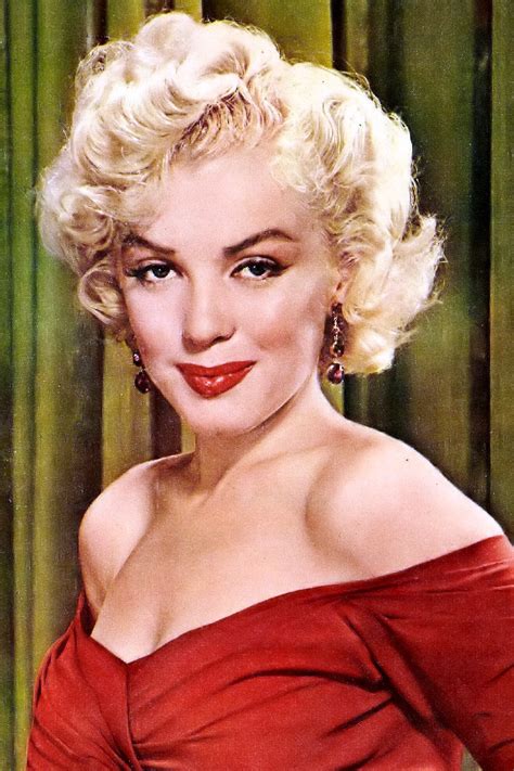Η Μέριλιν Μονρόε ( <b>Marilyn</b> <b>Monroe</b>, προφορά στα Αγγλικά: [/ˈmæɹɪlɪn mənˈɹoʊ/], 1 Ιουνίου 1926 - 4 Αυγούστου 1962, γεννημένη ως Νόρμα Τζιν Μόρτενσον ( Norma Jeane Mortenson) ήταν Αμερικανίδα ηθοποιός. . Marilyn monroe wiki